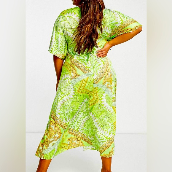 curve midi satan keyhole dress in green scarf print. - Picture 2 of 2
